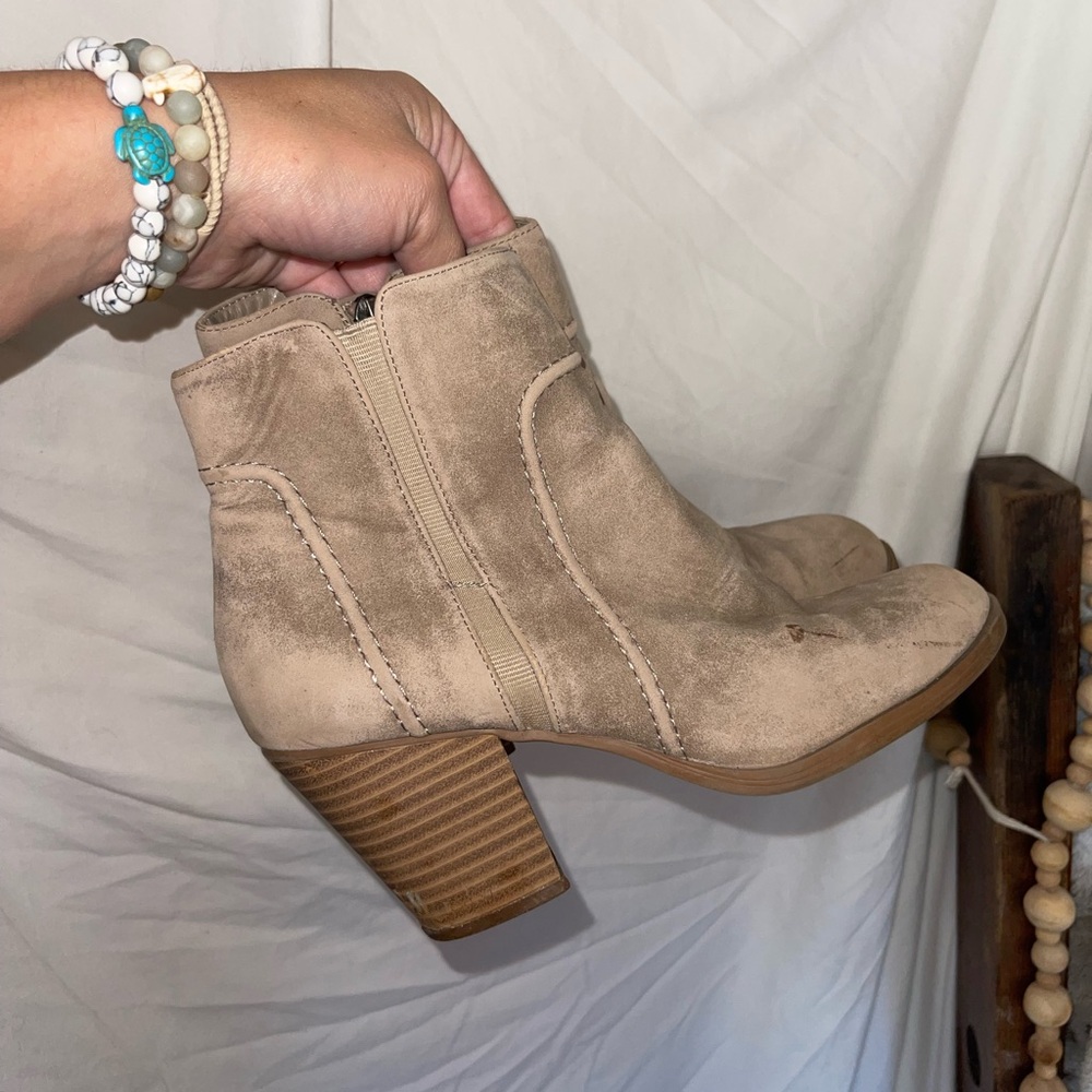 Simply Vera Wang Cream Booties